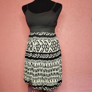 Hypnotik Women’s Black & White Geometric Cami Dress – Casual Summer Bubble Hem